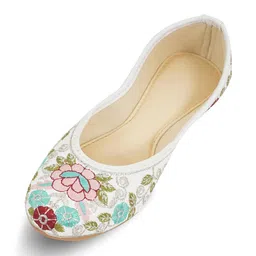 SZN Women Mojaris Flats image 5