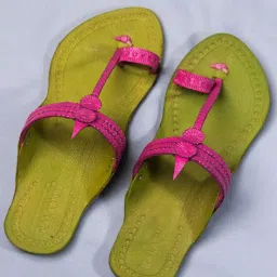 Kalapuri Women's Pink Kolhapuri Sandals image 1