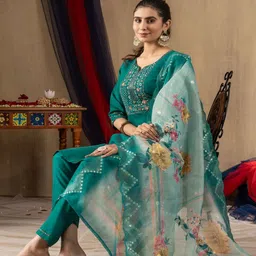 CREEPER Women Floral Embroidered Regular Sequinned Kurta with Trousers & With Dupatta image 4