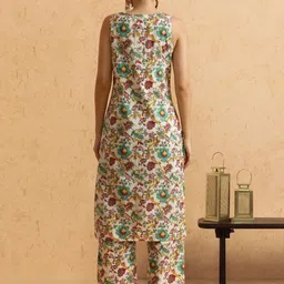 STYLEBAAZI Floral Embroidered Straight Pure Cotton Kurta With Trousers image 5