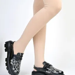 Shoetopia Women's Black Back Strap Sandals image 1