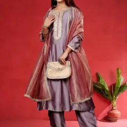 Varanga Women Solid Kurta with Trouser & Dupatta image 4