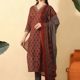 Sangria Women Ethnic Motifs Printed Regular Pure Cotton Kurta with Trousers & With Dupatta image 5