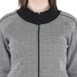 Whether you're into yoga or strength training, the navy tracksuit from Monte Carlo is ideal for you. Made from high quality, this comfortable tracksuit features a lovely solid pattern image 4