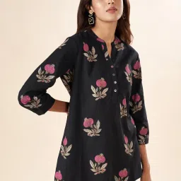 Akkriti by Pantaloons Black Cotton Printed Tunic image 1