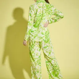 BUYNEWTREND Green Floral Print Shirt With Pants image 2