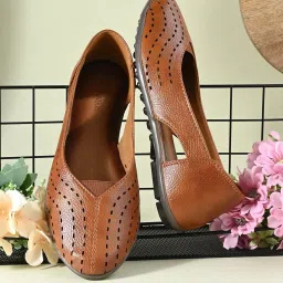 Clog London Women's Tan Flat Ballets image 1