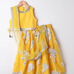 M'andy Woven Sleeveless Floral Embroidered & Sequins Embellished Lehena Choli With Dupatta Set - Yellow-picture-20