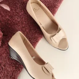 Carlton London Women's Cream Pump Shoes-picture-16