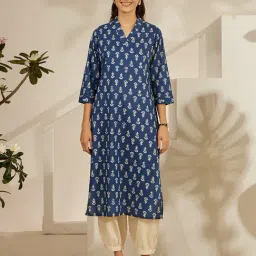 Daali Blue Cambric V Neck 3/4 Sleeves Basics Kurta with Two Pockets-image-16