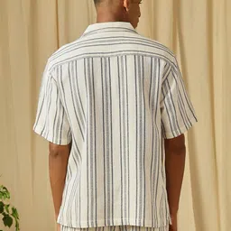 4 TRIPLE O FIVE O BY MUFTI Men Relaxed Fit Textured Cuban Collar Cotton Casual Shirt image 2