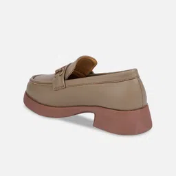 iD&U Women Textured Block Heel Round Toe Loafers image 5