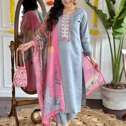 DIVASTRI Women Trousers & image 5