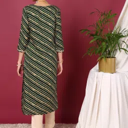 Vaamsi Green Printed Straight Kurta image 4
