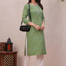 Sarai Women Leheriya Embroidered Kurta image 5