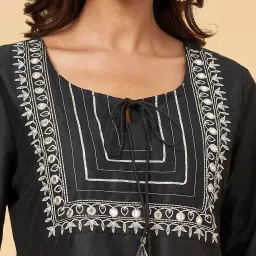 YU by Pantaloons Black Embroidered Straight Kurta image 5