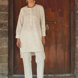 Chidiyaa Safed Oatmilk Floral Block Printed Round Neck Pure Cotton Kurti image 4