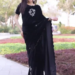 Odette Black Embellished Saree With Unstitched Blouse-image-13