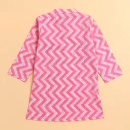 The Magic Wand Cambric Cotton Woven Full Sleeves Chevron Printed Kurta Pyjama Set - Pink image 3