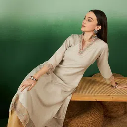 Sangria Floral Yoke Design Thread Work V-Neck Straight Kurta image 3