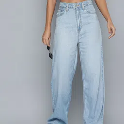 Levis Women High-Rise Featherweight Baggy Light Fade Jeans-image-9