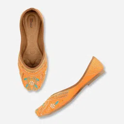 DESI COLOUR Women Ethnic Embellished Mojaris-image-29