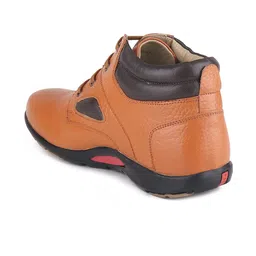 Red Chief Men Tan Brown Textured Leather Chukka Boots image 2