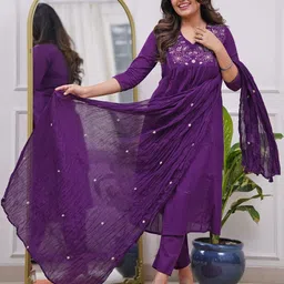 Navlik Women Floral Embroidered Kurta with Trousers & Dupatta image 2