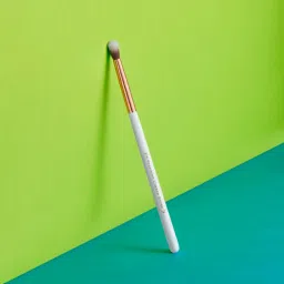 Pigment Play Precision Crease Brush image 3