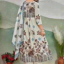 BAMSOM WEAR Women Floral Printed Empire Kurta with Palazzos & With Dupatta image 4