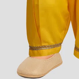 VASTRAMAY Girls Bandhani Printed Regular Kurta with Pyjamas image 2