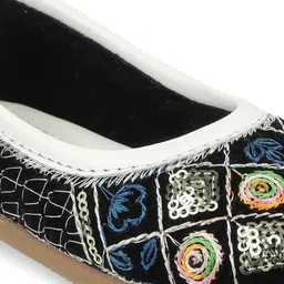 SHOES FOR JUNIORS Sequins Embellished Threadwork Detailed Ballerinas - White image 4