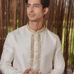 HILO DESIGN Kanjivaram Yoke Design Mandarin Collar Pure Silk Kurta & Dhoti Pants image 2