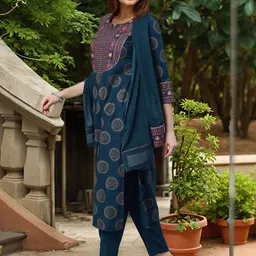 Aaghnya Women Viscose Rayon Printed Kurta Sets image 4