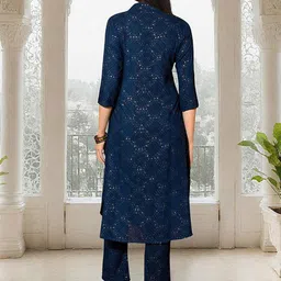 Ishin Women Printed Regular Kurta with Trousers image 4