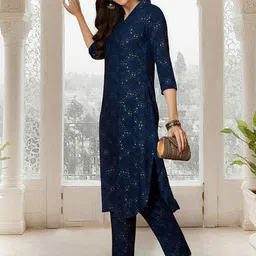 Ishin Women Printed Regular Kurta with Trousers image 3