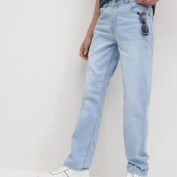 The Roadster Life Co. Men Relaxed Fit Mid-Rise Light Fade Stretchable Jeans-picture-42