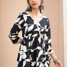 Shae by SASSAFRAS Floral Printed V-Neck Gotta Patti Gotta Patti Angrakha Kurti-picture-22