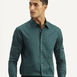 Levis Men Slim Fit Solid Spread Collar Casual Shirt-picture-16