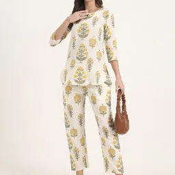 Divena Women Floral Printed Kurti & Payjama Night suit image 3