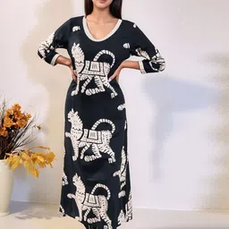 Aaghnya Women's Black Rayon Printed Straight Kurta With Trousers-picture-21