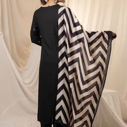 DIVASTRI Floral Embroidered V-Neck Straight Kurta With Trousers And Dupatta image 2