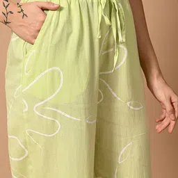 fuchsia PRETTY LOVING THING Women Mid-Rise Printed Parallel Trousers image 3