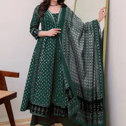 DIVASTRI Floral Printed V-Neck Pleated A-Line Kurta With Palazzos & Dupatta-picture-31