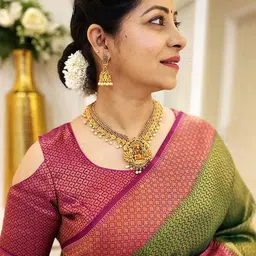 bigben textile Women Woven Design Silk Blend Banarasi Saree image 2