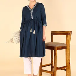 House Of Zelena V-Neck Thread Work A-Line Maternity Kurta-picture-16