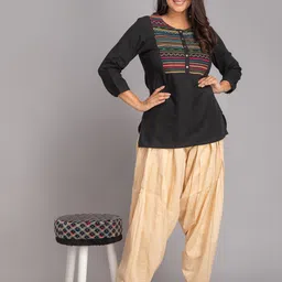 SUTI Geometric Embroidered Round Neck Top-picture-13