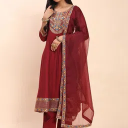 WOMENSIO Floral Embroidered Panelled Sequinned Art Silk Kurta With Trousers & Dupatta image 2