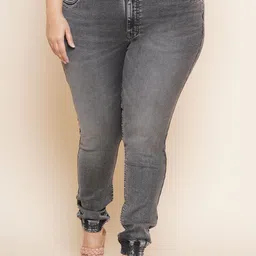 Kiaahvi by JOHN PRIDE Women Plus Size Mid-Rise Light Fade Cuffed Hem Stretchable Jeans-picture-27