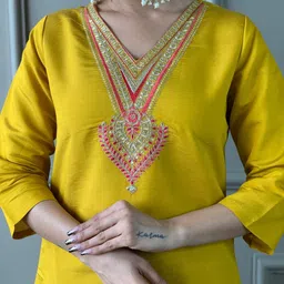 CANIZZARO Women Floral Embroidered Regular Kurta With Trousers & Dupatta image 4